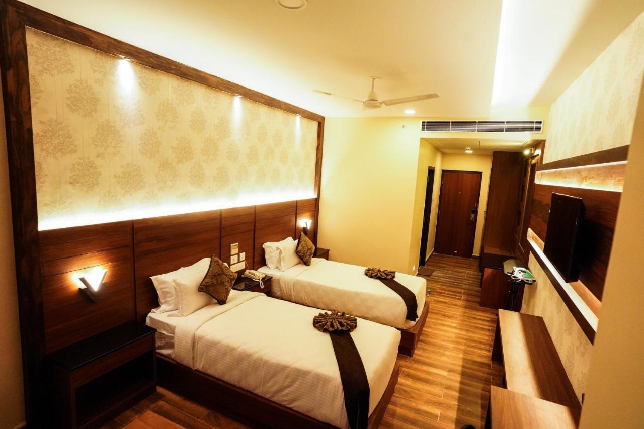 V Five Hotel Singapperumalkovil Extérieur photo