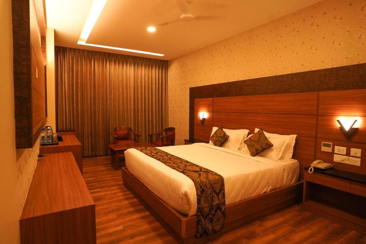 V Five Hotel Singapperumalkovil Extérieur photo