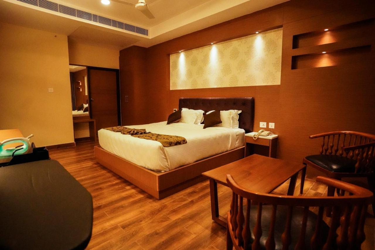 V Five Hotel Singapperumalkovil Extérieur photo