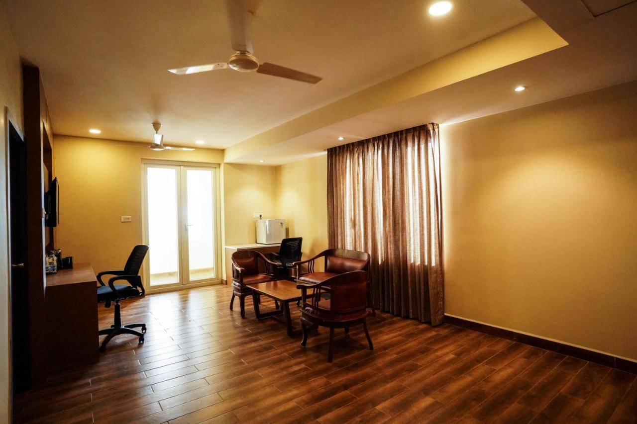 V Five Hotel Singapperumalkovil Extérieur photo